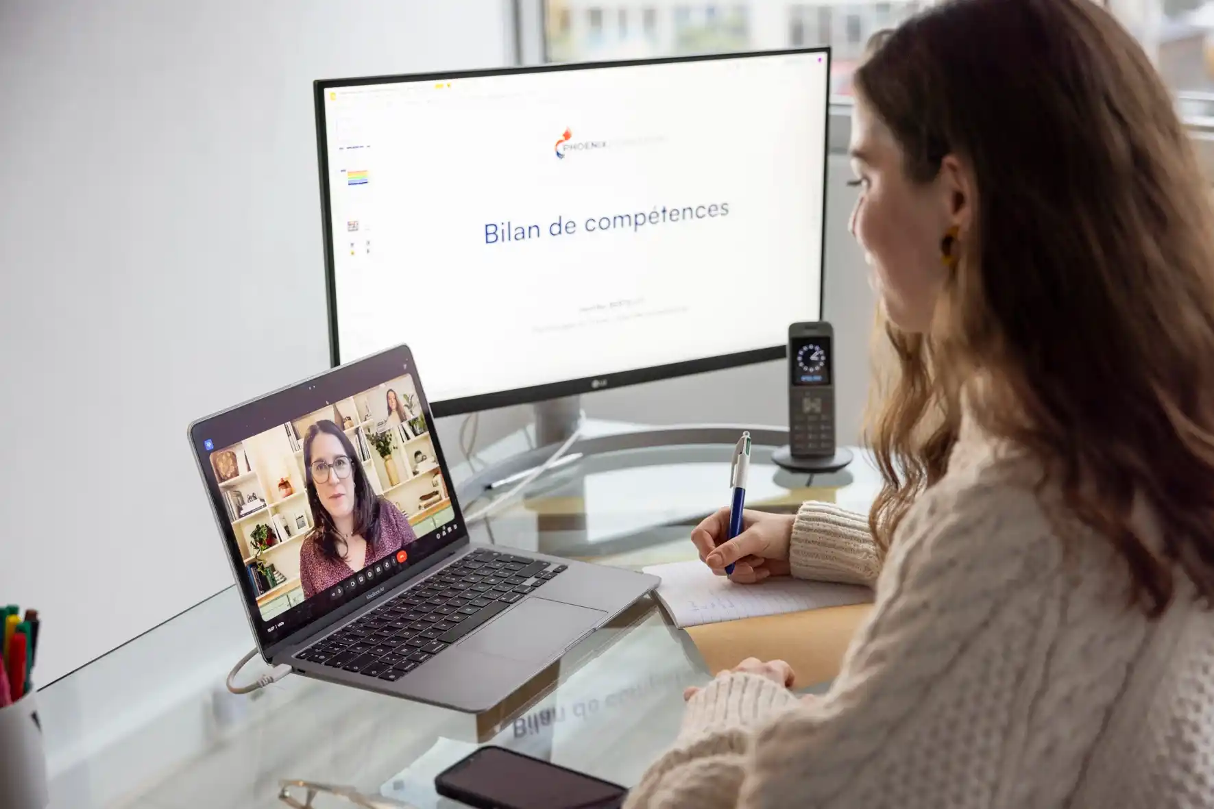 Personne en séance de bilan de compétences à distance avec Phoenix Formation, en visioconférence devant un ordinateur.